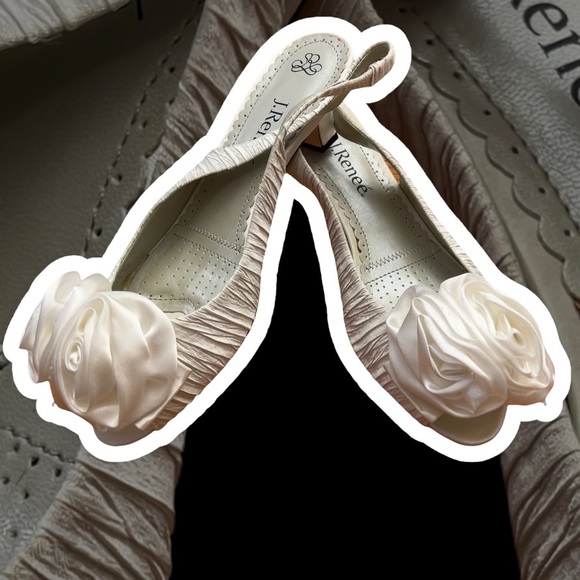 🆕 NWT J.Renee "Accent" White Satin Rosette Low Heel Shoe - Picture 5 of 12